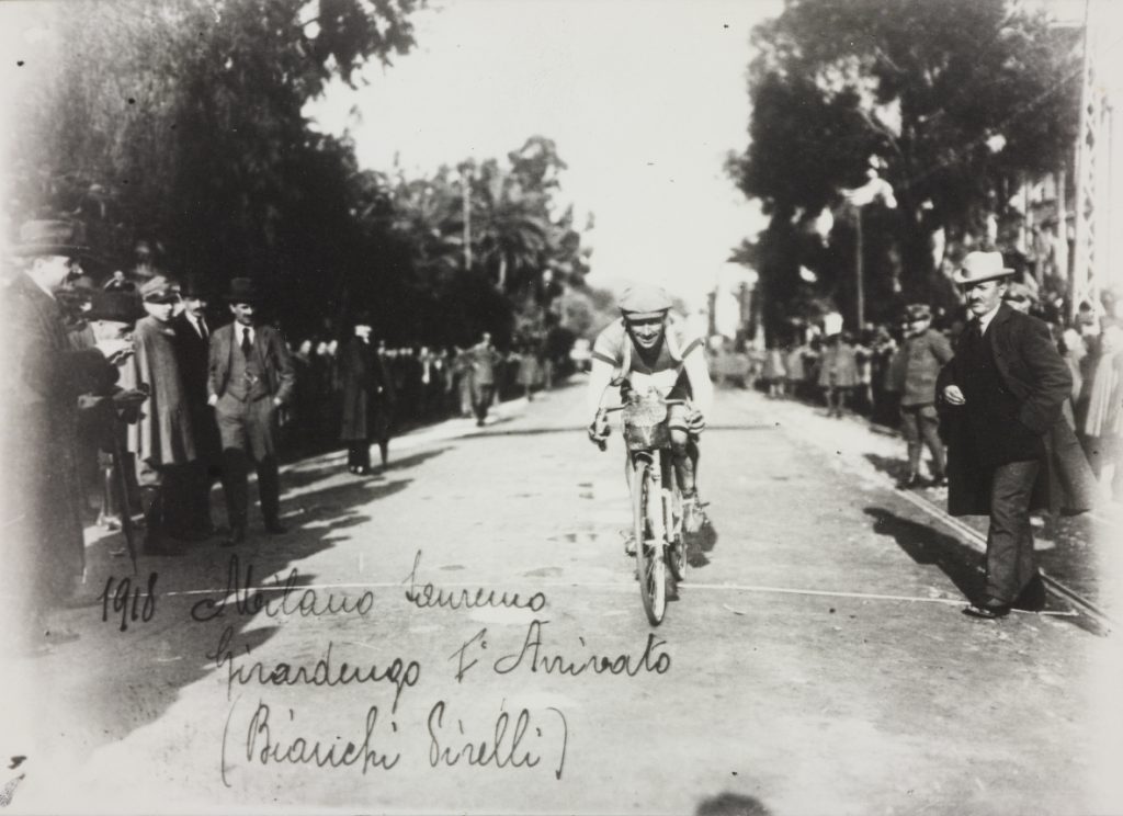 Il Campione Girardengo, ciclista Pirelli