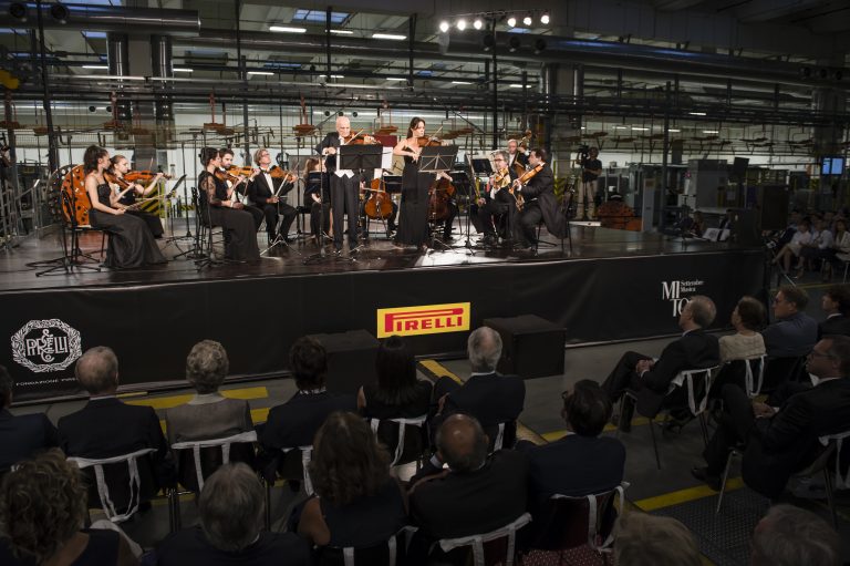 Il violino di Accardo per il Canto della fabbrica: ecco la musica per raccontare l’industria digitale