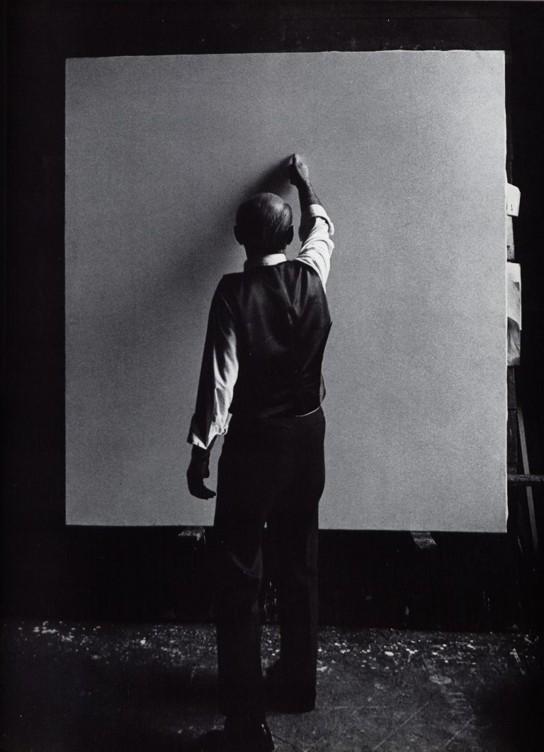 Quando l’arte fotografa l’arte. Pittori e scultori negli scatti della Rivista Pirelli