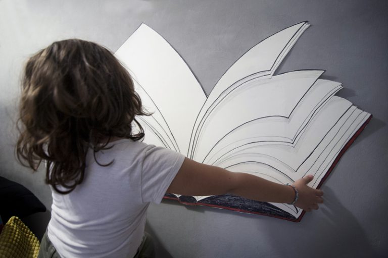 Contro “la fabbrica degli ignoranti” costruire biblioteche e abituare i bambini al piacere dei libri e della fantasia