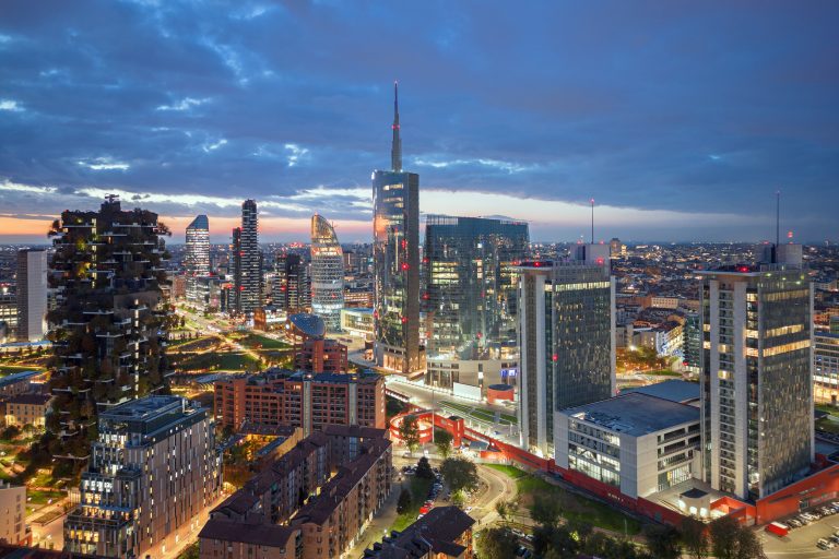 Milano discute il suo destino di città intraprendente e solidale