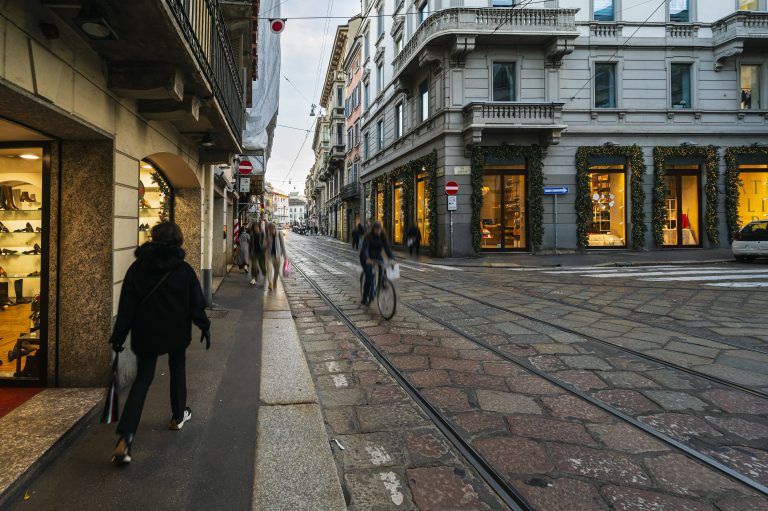 I limiti di Milano, città di single e di “folla solitaria”