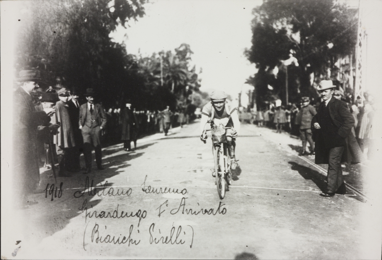 Costante Girardengo vincitore della Milano-Sanremo del 1918 su Bianchi-Pirelli