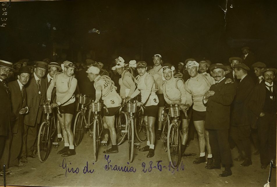 Ciclisti alla partenza del Tour de France del 1914 