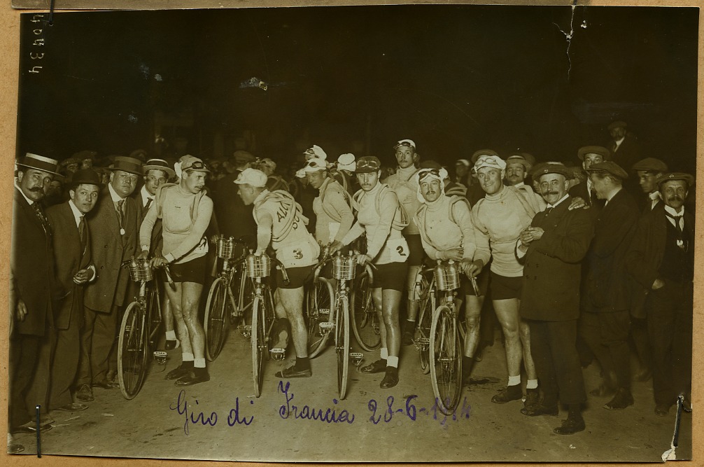 Cyclists at the start of the 1914 Tour de France