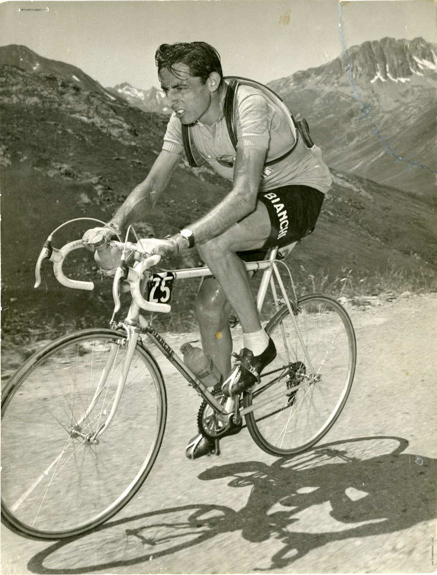 Fausto Coppi durante l'undicesima tappa della corsa, Alpe d'Huez-Sestrières, 1952