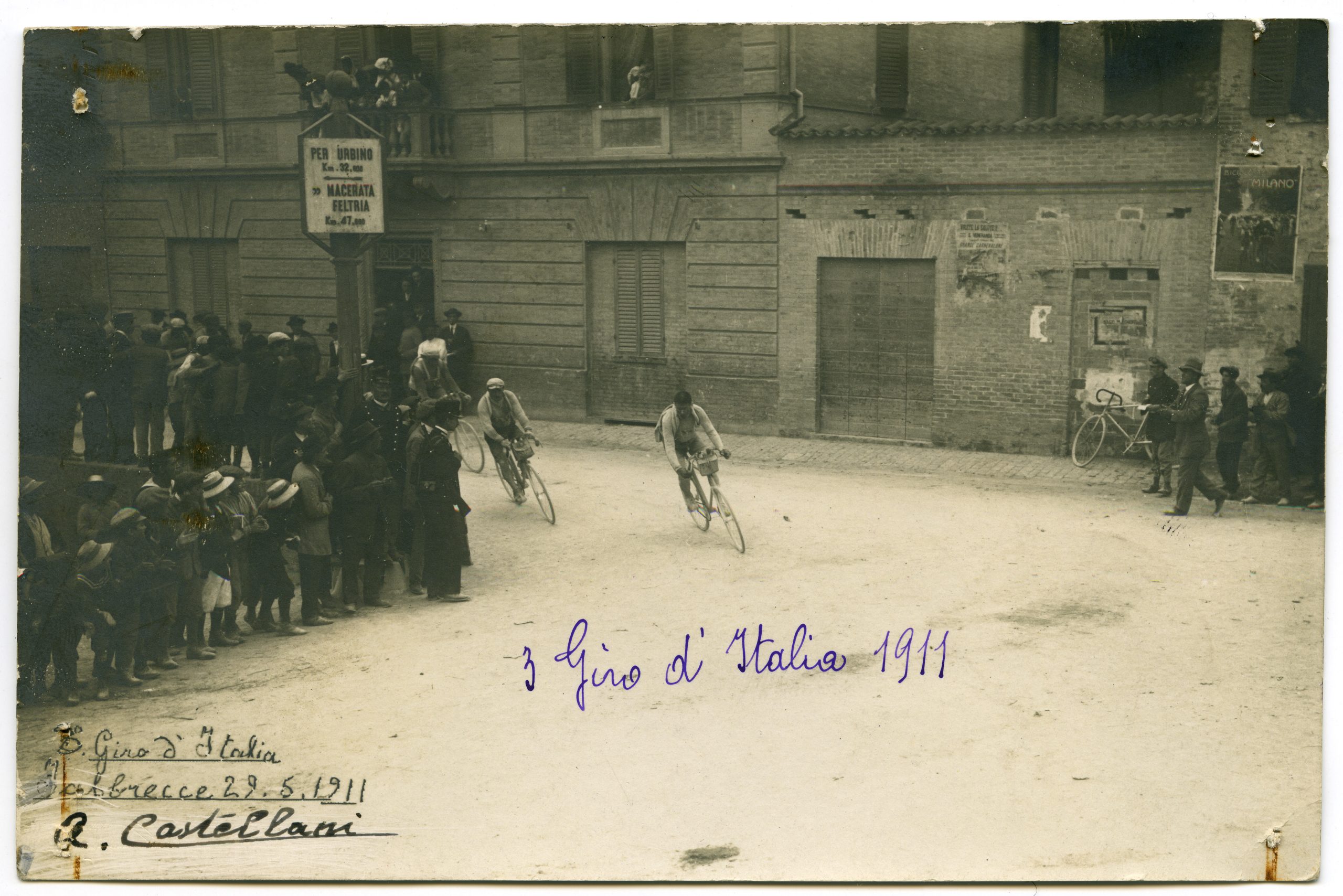 Il passaggio dei corridori Dario Beni, Carlo Galetti e Carlo Oriani durante l'ottava tappa del terzo Giro d'Italia, 1911, foto di Aldo Castellani