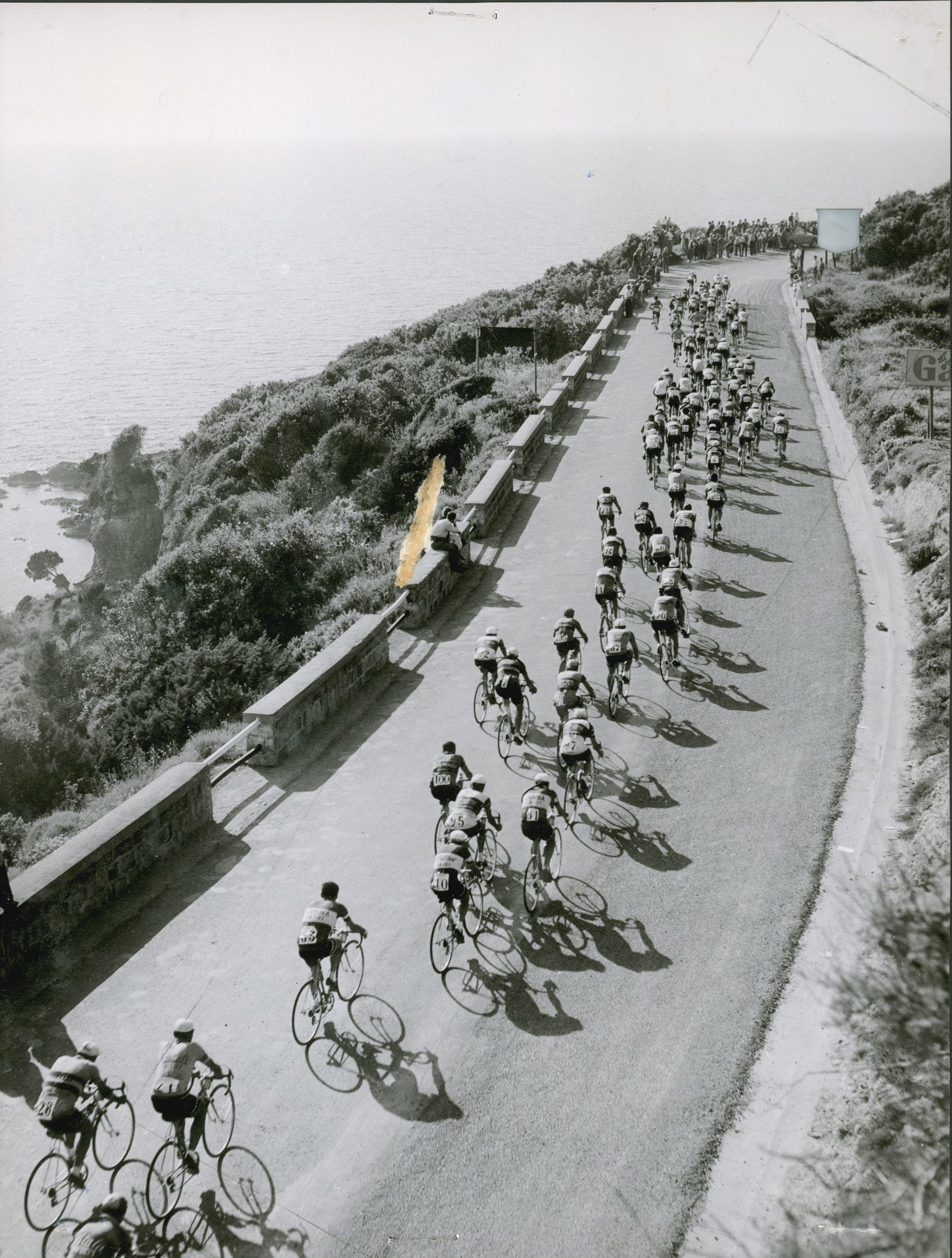 Un passaggio del Giro d'Italia del 1953 sulla costa tirrenica, foto Publifoto