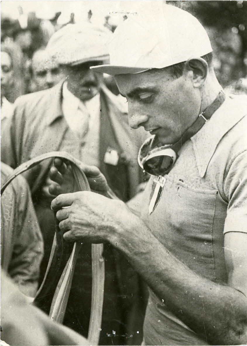 Fausto Coppi controlla una camera d'aria, 1950, foto Bordin