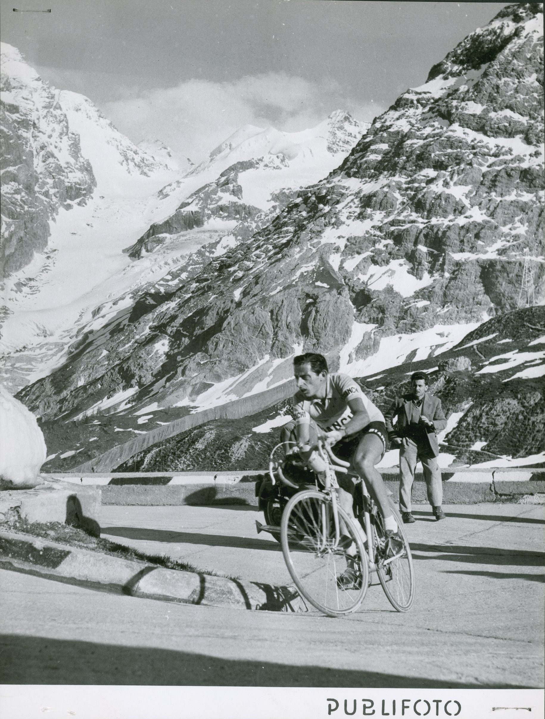 Fausto Coppi sui tornanti del Passo dello Stelvio durante la ventesima tappa del Giro d'Italia, foto Publifoto, 1953