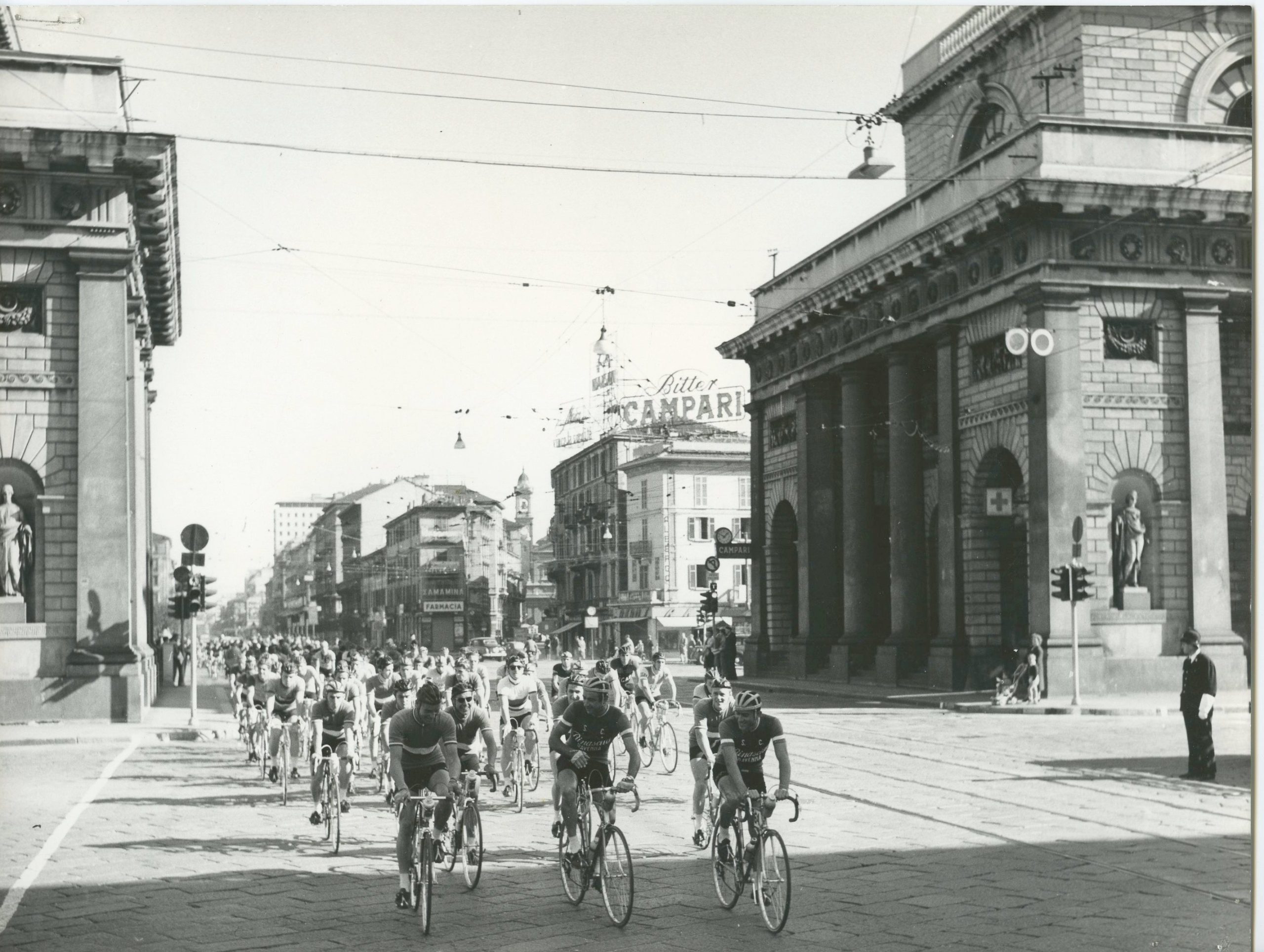 Finale del Gran Premio Pirelli del 1956, il passaggio dei corridori in pizza Oberdan a Milano 