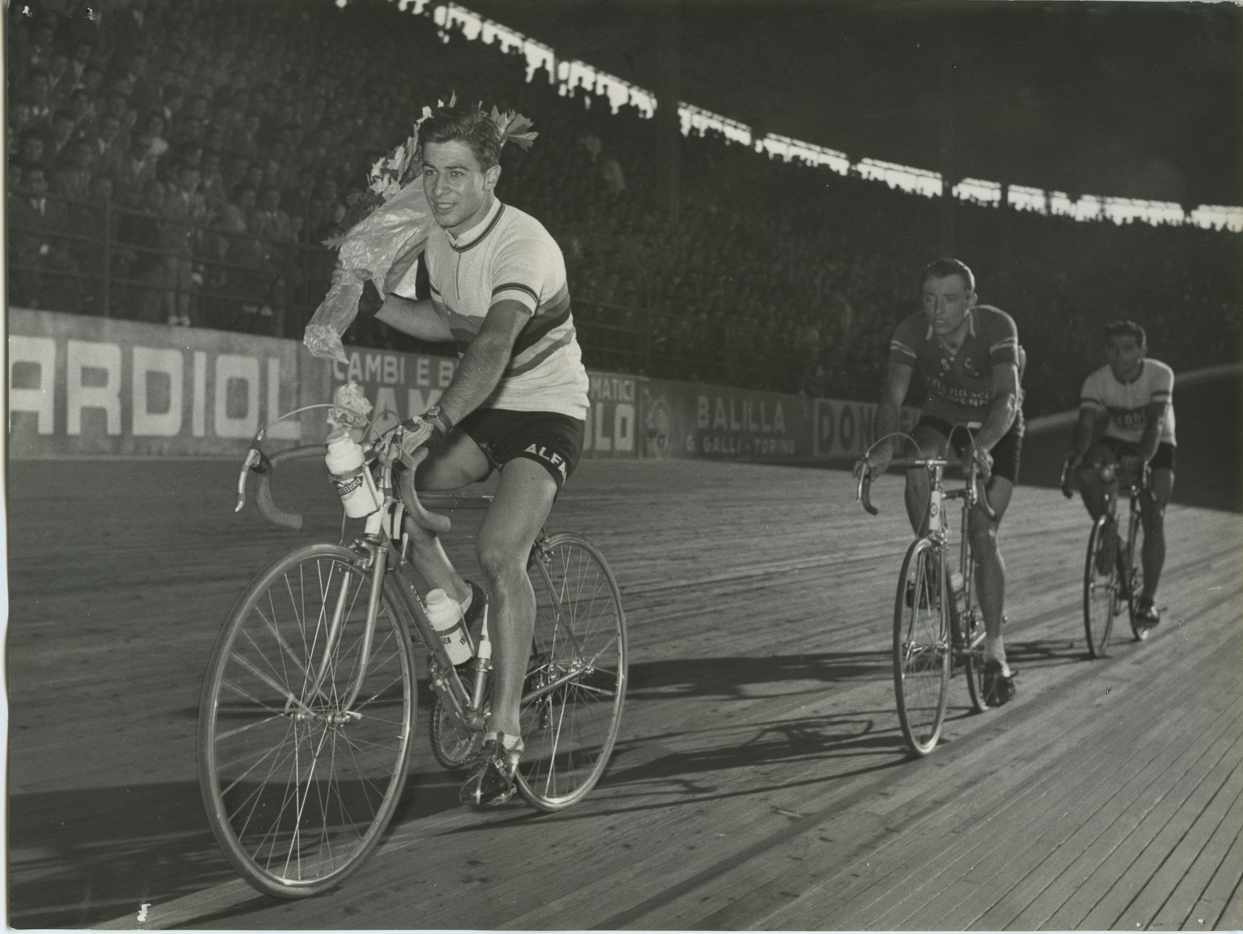 Il vincitore Sante Ranucci compie il giro d'onore al Velodromo Vigorelli, seguito da Lino Grassi e Dino Bruni, 1955, foto Giemme 